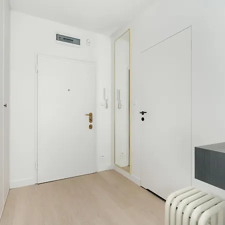 Elegant And Cosy 4th Floor Studio Close To The Park In By Renters Apartment