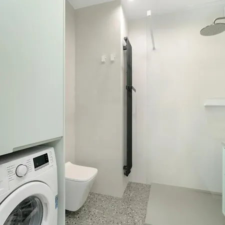 Elegant And Cosy 4th Floor Studio Close To The Park In By Renters Apartment