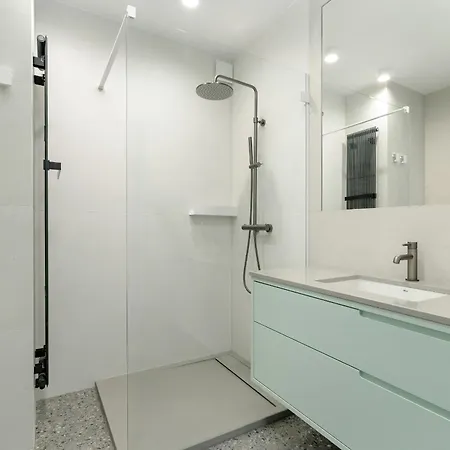 Elegant And Cosy 4th Floor Studio Close To The Park In By Renters Apartment *