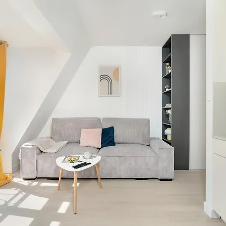 Apartment Elegant And Cosy 4th Floor Studio Close To The Park In By Renters *