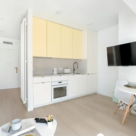Elegant And Cosy 4th Floor Studio Close To The Park In By Renters Poznan