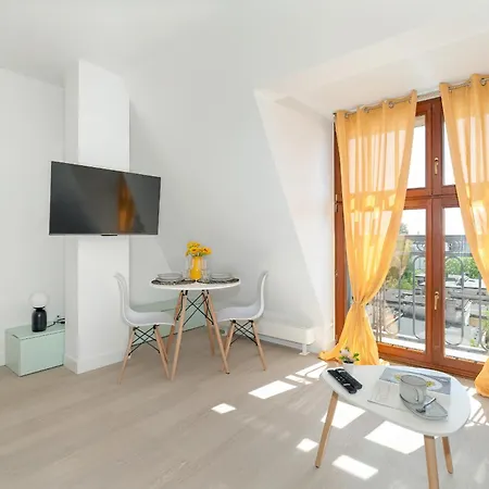 Elegant And Cosy 4th Floor Studio Close To The Park In By Renters *